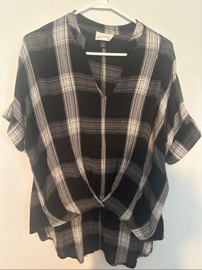 ❤️ 3/$10 Universal Thread Black & White Plaid Twist-Hem V-Neck Blouse